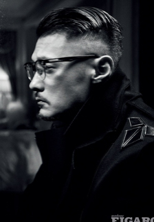 帅气男明星余文乐霸气黑白图片