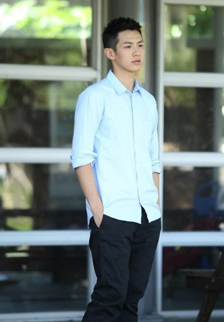帅哥明星柯震东穿休闲白衬衫的图片