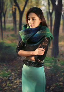 短裙美女李沁黑色蕾丝上衣写真图片