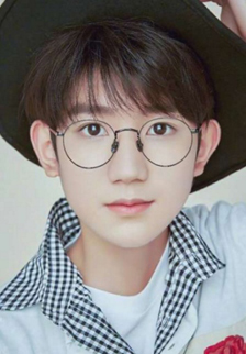 人气男明星王源帅气写真照