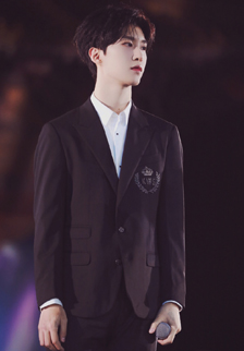 范丞丞黑色西装舞台图片