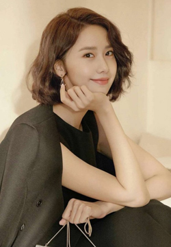 韩国女星林允儿短发低马尾图片