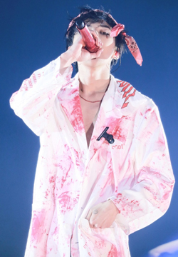 韩国明星权志龙穿浴袍的舞台图片
