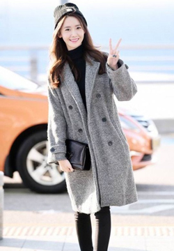 林允儿机场穿妮子大衣秀美腿图片大全