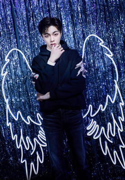 帅哥明星陈立农穿深蓝卫衣写真图片