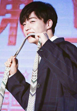 帅哥明星陈立农咬丝带的图片