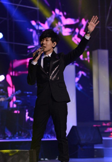 新加坡男明星林俊杰唱歌帅气图片