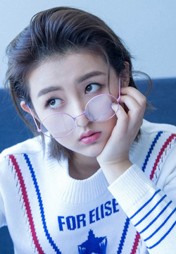 美女明星张子枫戴眼镜高清图片