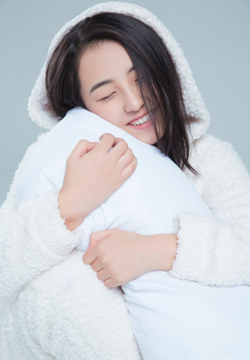 张子枫白色睡衣写真图片