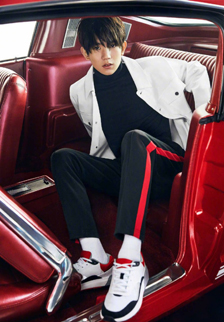 时尚帅哥明星王源车内运动服最新写真图片