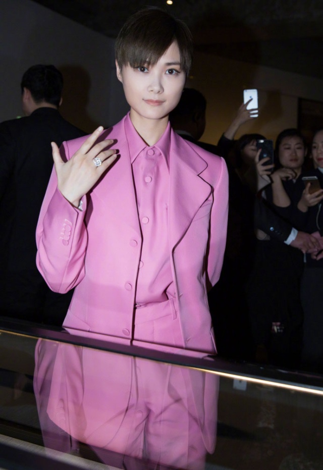 李宇春穿粉色西装出席活动的图片(第3页)
