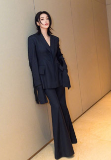 张馨予穿黑西装冷艳写真图片