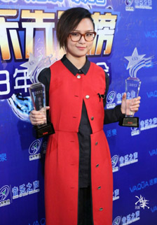 周笔畅方圆形眼镜图片