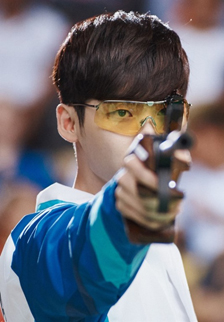 《W-两个世界》李钟硕剧照拿枪帅气写真