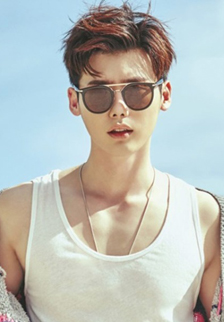 帅哥明星李钟硕海边带墨镜图片