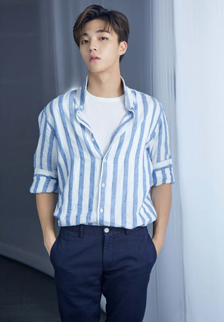 陈立农蓝白衬衫图片