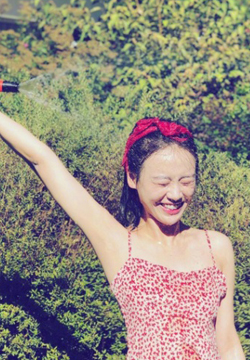 马思纯吊带裙户外湿身写真图片