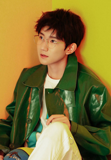 帅哥明星王源最新的杂志图片