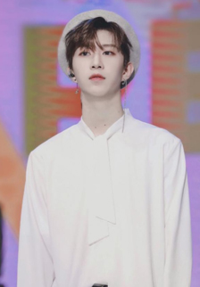 范丞丞白衣服写真照