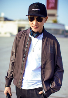 帅气男明星罗晋街拍写真照片