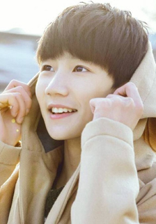 王源巴黎街拍图片大全