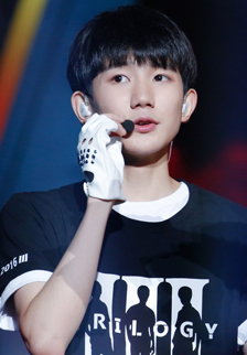 Tfboys王源黑白T恤演唱会图片