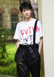 帅哥明星王源时尚街拍图片大全