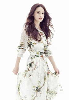 美女明星李沁碎花裙写真