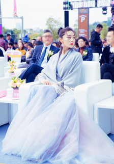 张馨予蓝色纱裙出席活动写真图片