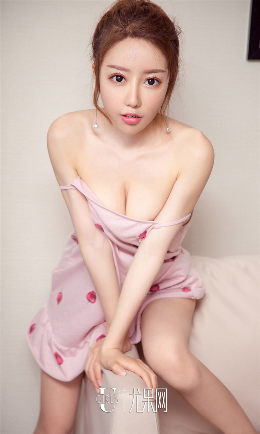 惊艳美女夏瑶室内性感小背心真空美乳诱惑大胆人体艺术写真(第11页)