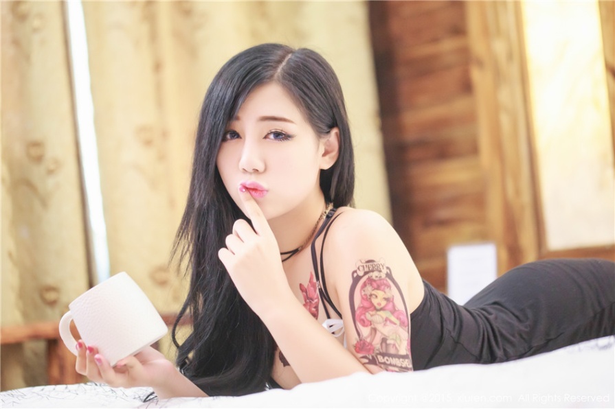 纹身美女模特旭旭床上性感乳沟诱惑写真图片(第19页)