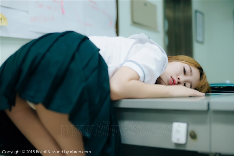 JK制服美女王语纯室内撩裙极品肥臀诱惑人体私拍照片(第36页)
