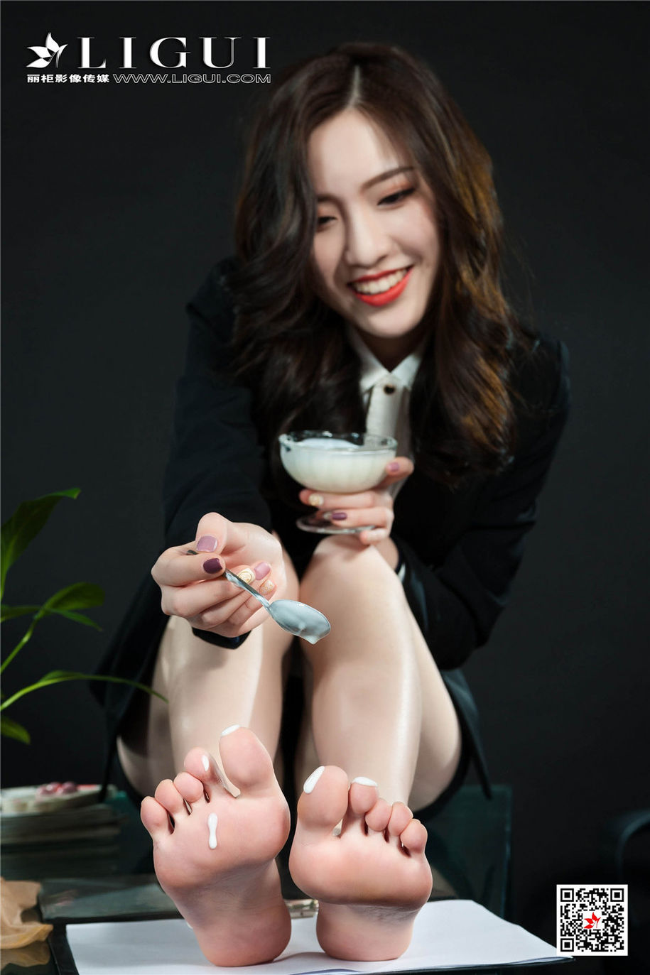 Ligui丽柜 妩媚女秘书阳阳性感丝袜玉足诱惑写真大图(第41页)