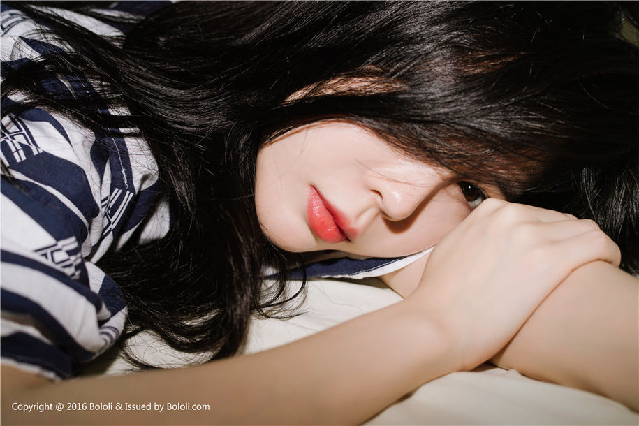 顶级美女模特Bebe_Kim吊带睡裙真空人体艺术写真图片(第5页)