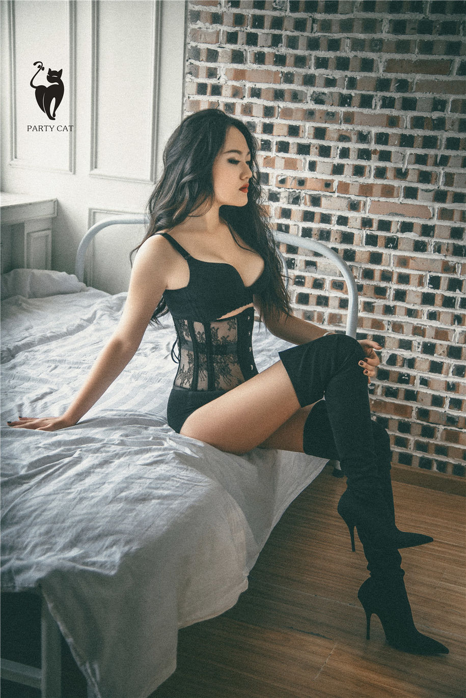 PartyCat轰趴猫 风骚少妇雪白肥臀香艳情趣内衣喷血写真图片(第17页)