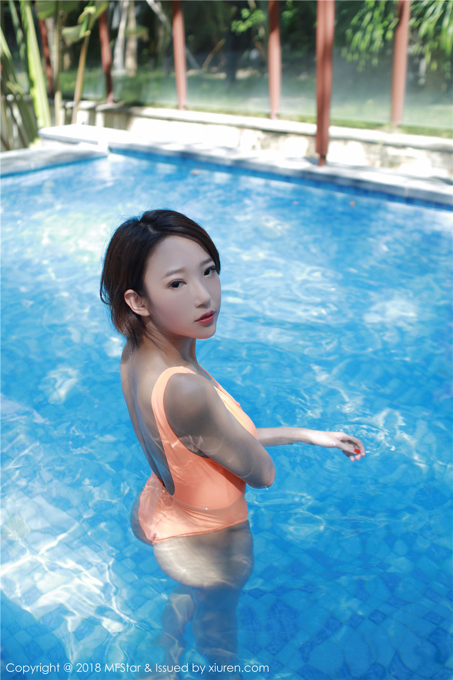 短发美女栗子Riz泳装美胸泳池外拍写真集(第9页)