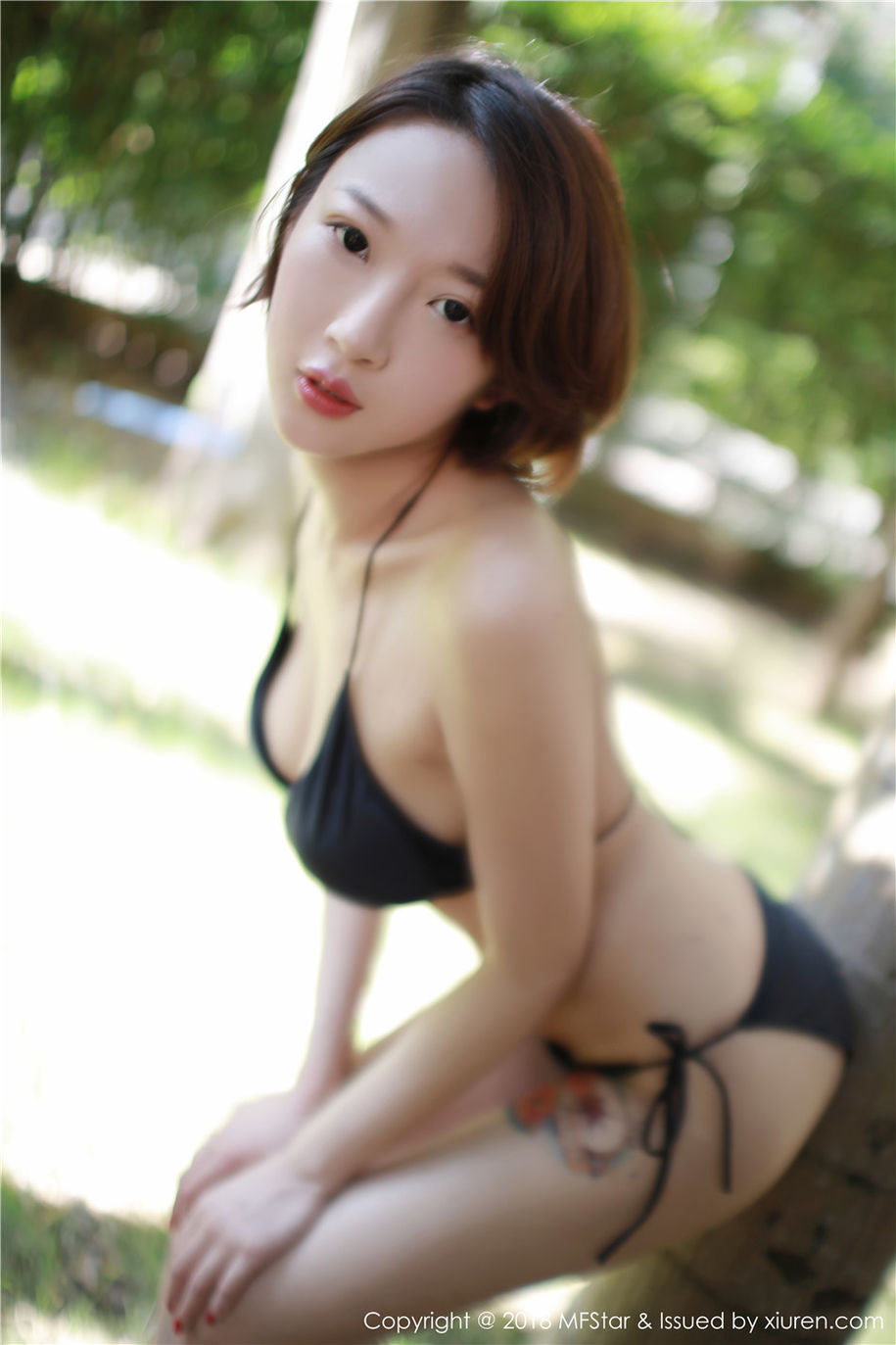 短发美女栗子Riz泳装美胸泳池外拍写真集(第21页)