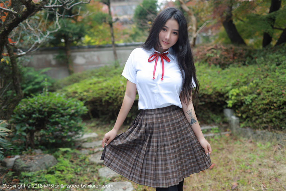 00后美女Manuela玛鲁娜学生制服风骚写真(第8页)