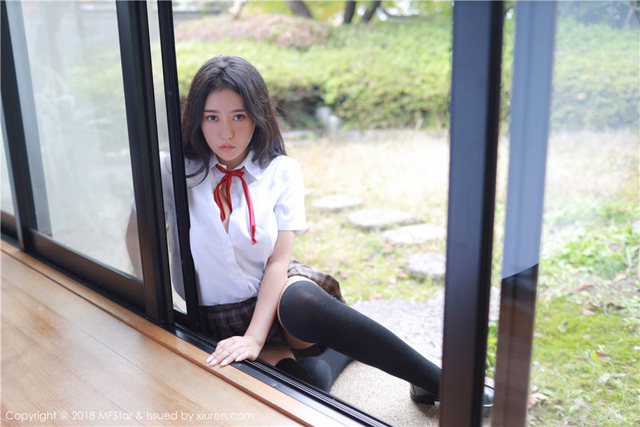 00后美女Manuela玛鲁娜学生制服风骚写真(第14页)