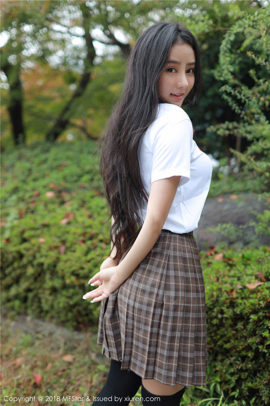 00后美女Manuela玛鲁娜学生制服风骚写真(第16页)