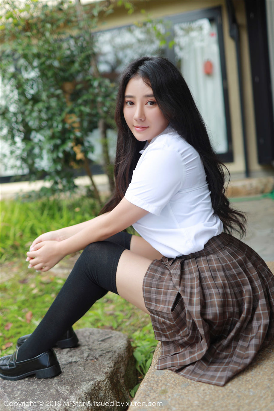 00后美女Manuela玛鲁娜学生制服风骚写真(第40页)