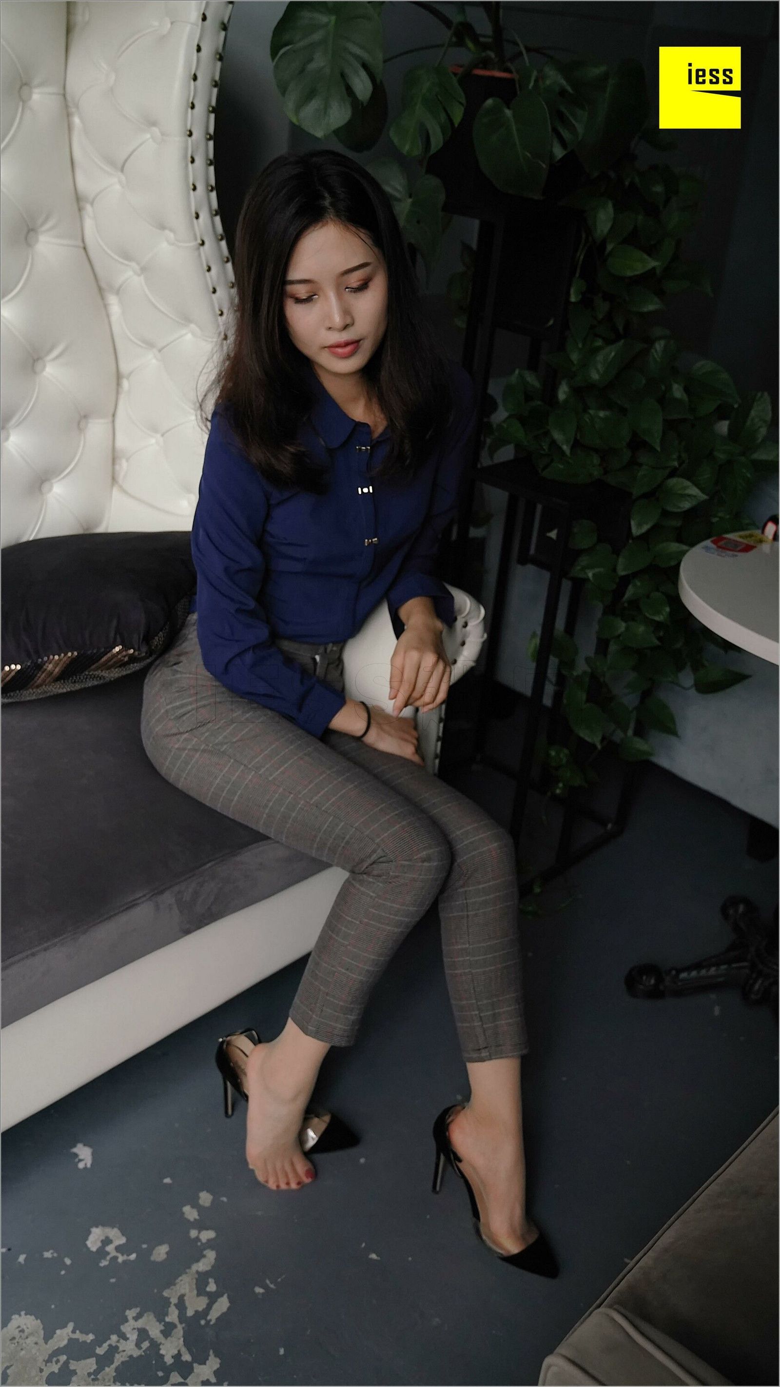[IESS异思趣向] 丝足便当261 邱主管 《穿长裤的邱主管》美腿丝足写真套图[97](第34页)