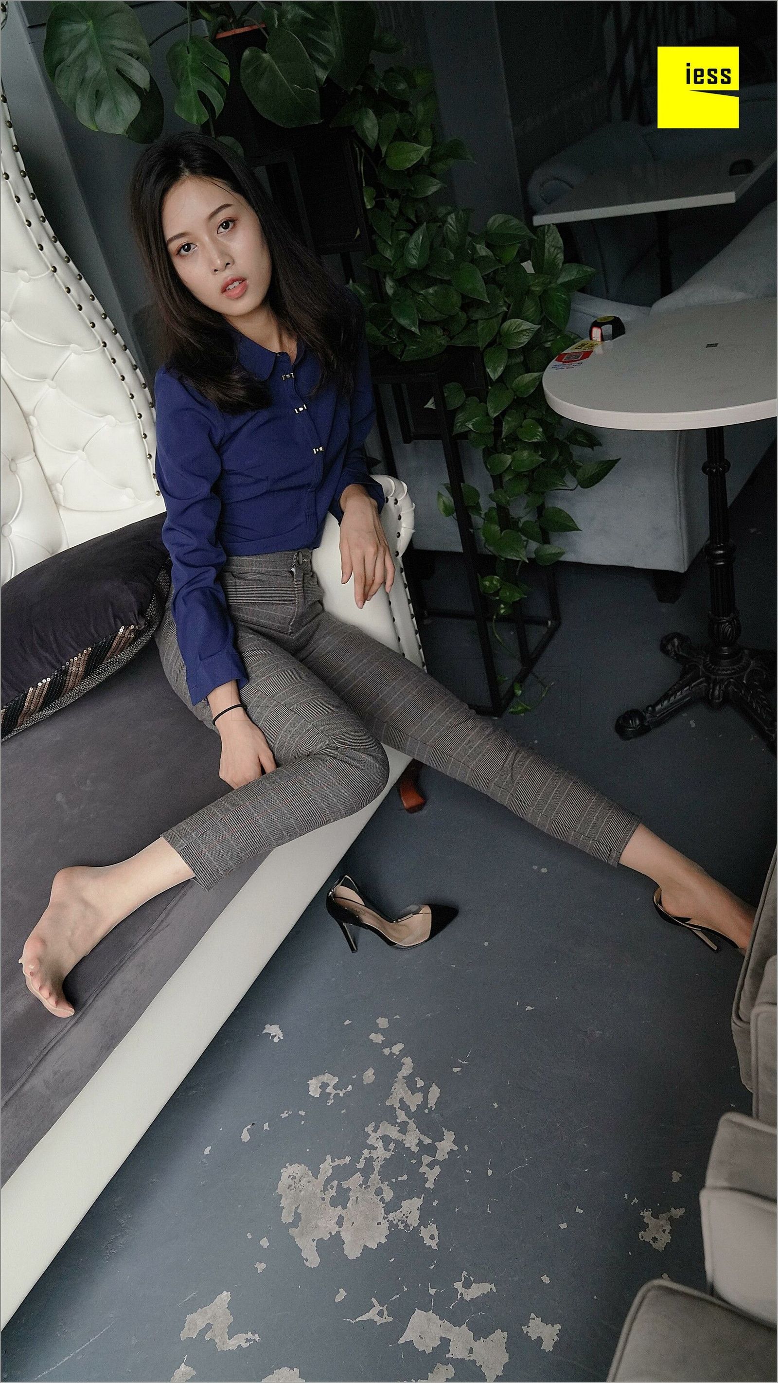 [IESS异思趣向] 丝足便当261 邱主管 《穿长裤的邱主管》美腿丝足写真套图[97](第37页)