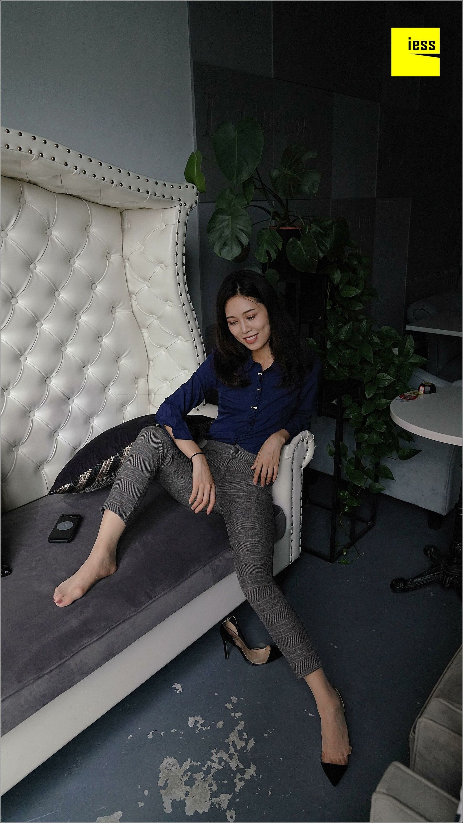 [IESS异思趣向] 丝足便当261 邱主管 《穿长裤的邱主管》美腿丝足写真套图[97](第43页)