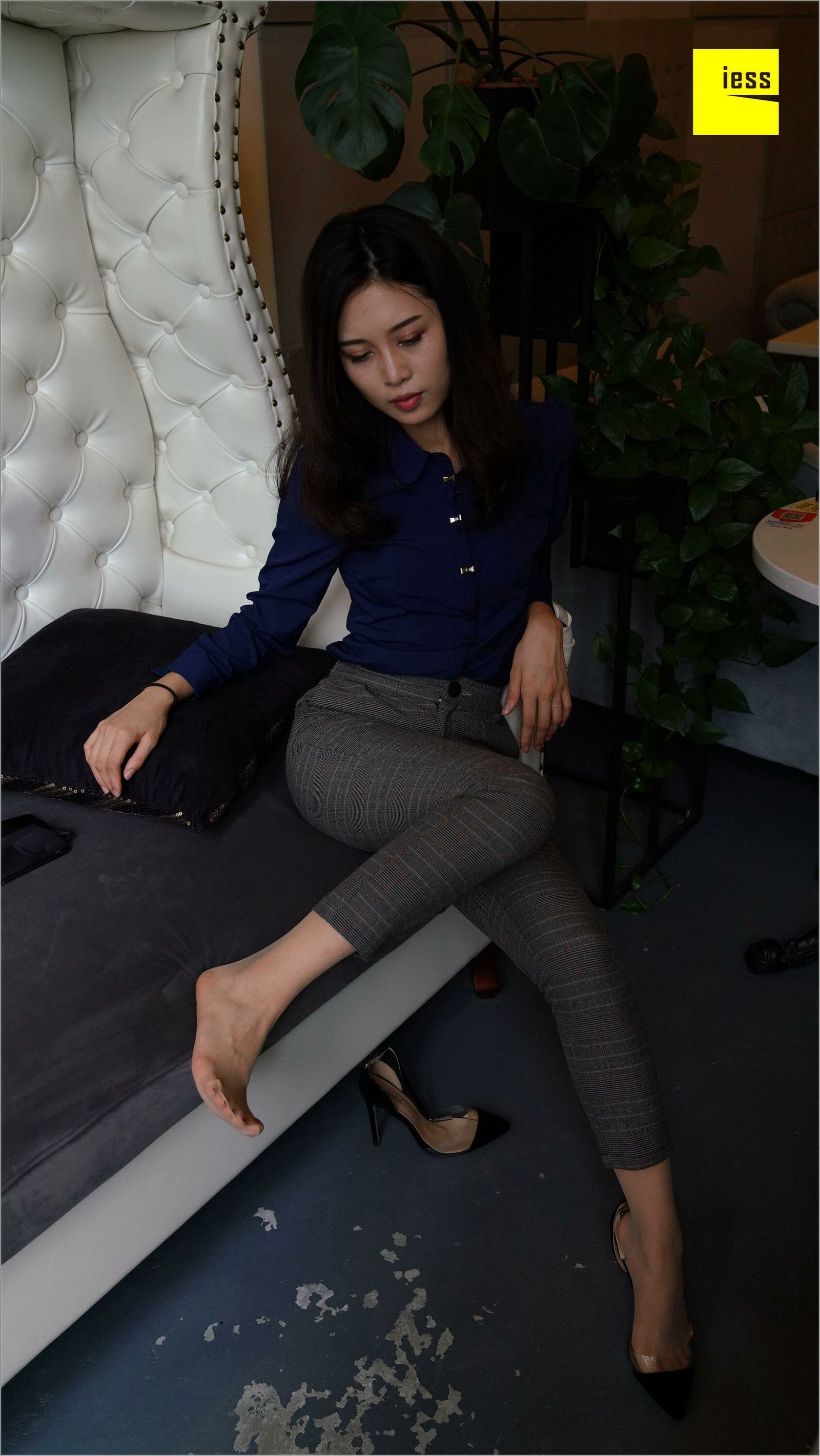 [IESS异思趣向] 丝足便当261 邱主管 《穿长裤的邱主管》美腿丝足写真套图[97](第64页)
