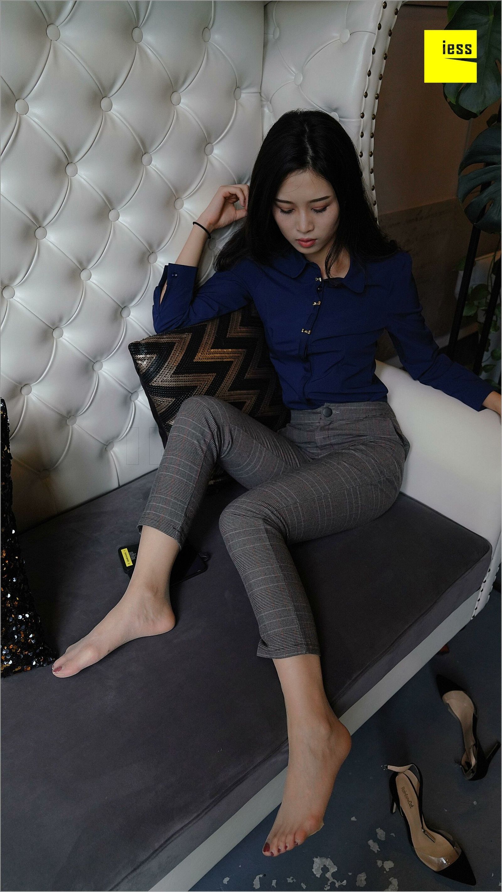 [IESS异思趣向] 丝足便当261 邱主管 《穿长裤的邱主管》美腿丝足写真套图[97](第78页)