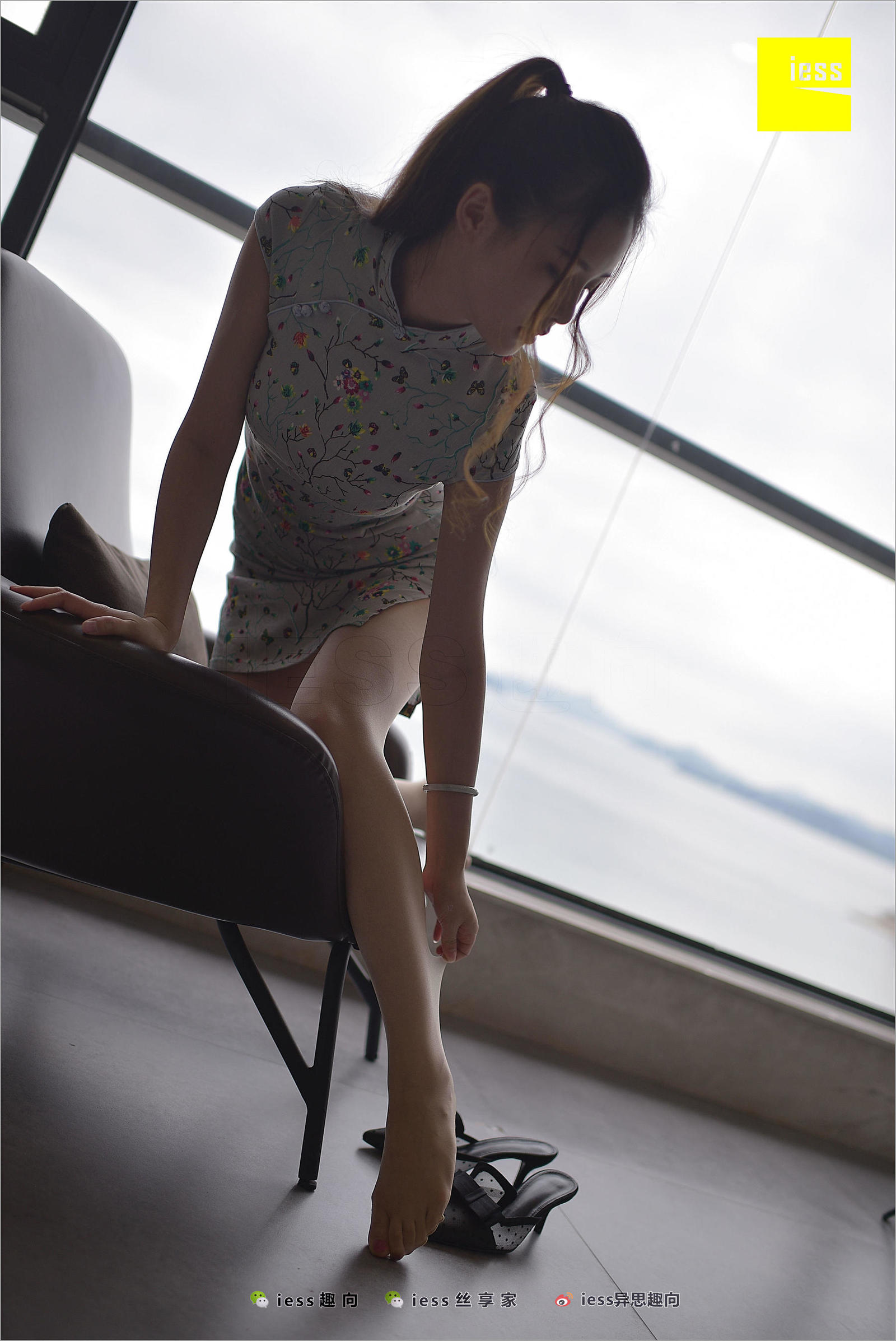 [IESS异思趣向] 丝足便当247 九妹 《九妹的短旗袍》美腿丝足写真套图[97](第45页)
