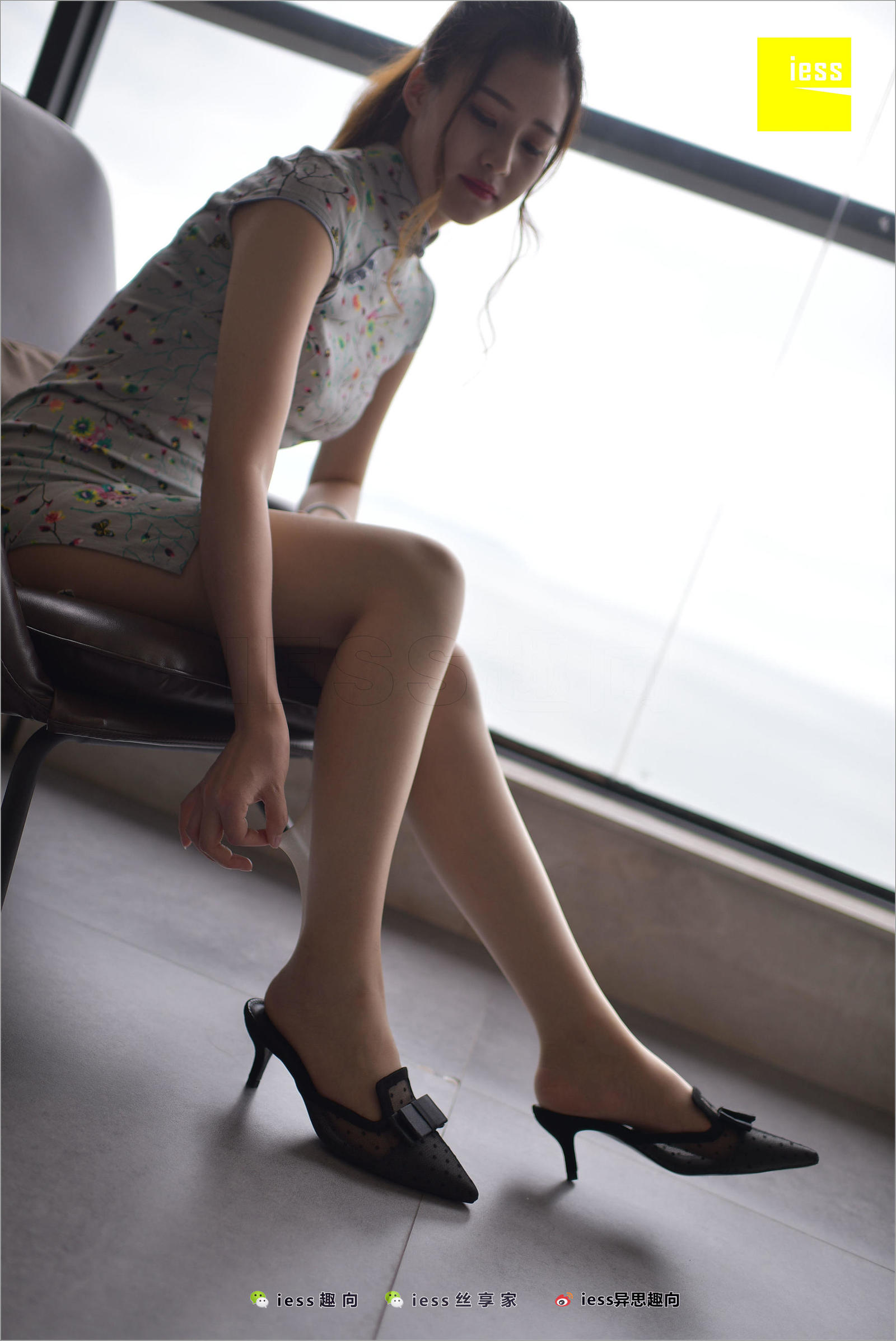 [IESS异思趣向] 丝足便当247 九妹 《九妹的短旗袍》美腿丝足写真套图[97](第58页)