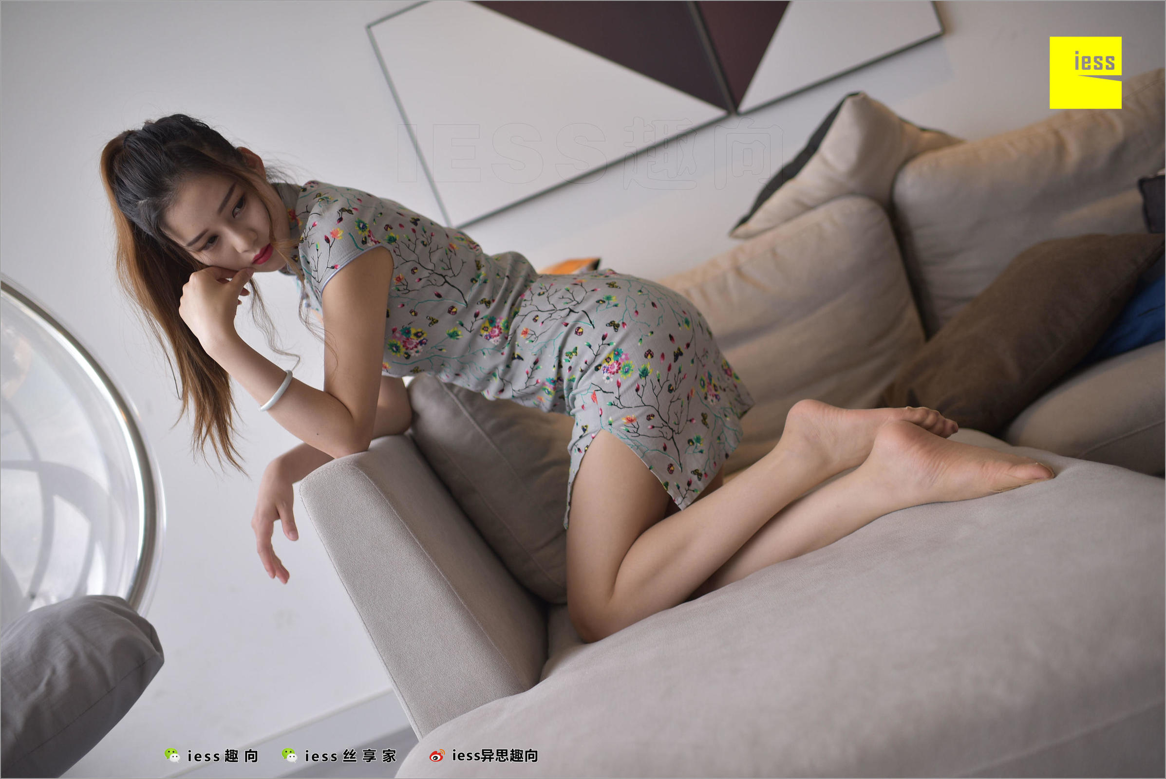 [IESS异思趣向] 丝足便当247 九妹 《九妹的短旗袍》美腿丝足写真套图[97](第70页)