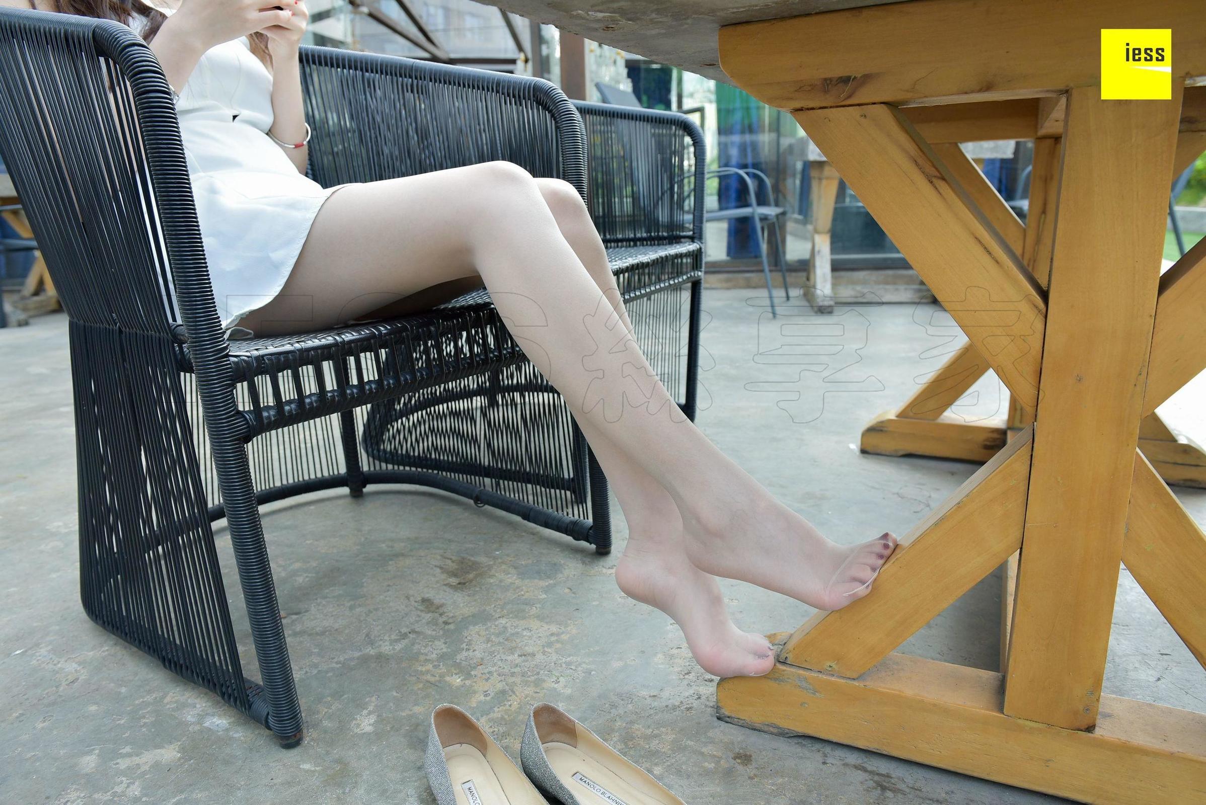 [IESS异思趣向] 丝享家258 七七 《银色平底鞋肉丝》丝袜美腿写真套图[95](第36页)